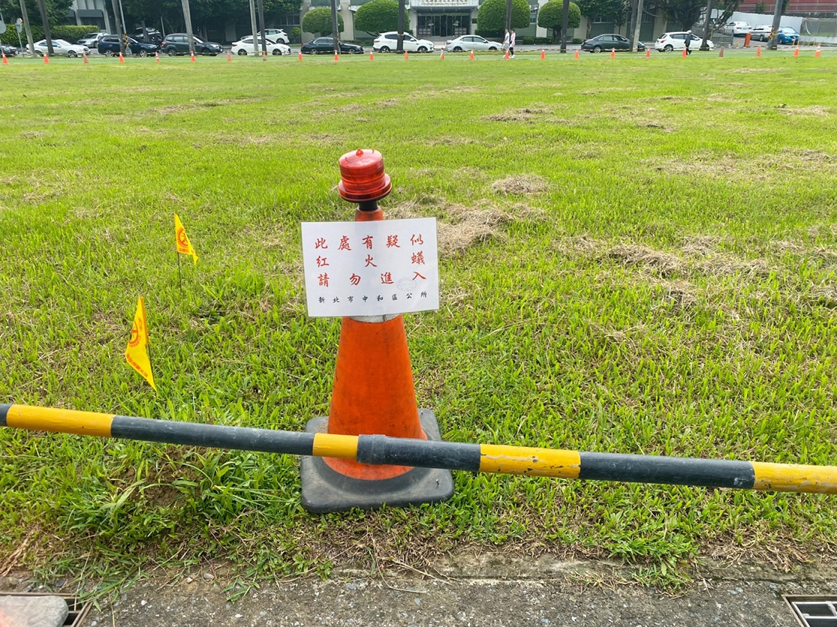 中和國管院操場出現紅火蟻，市府進行防治並予以標記。 圖：張志豪服務處提供