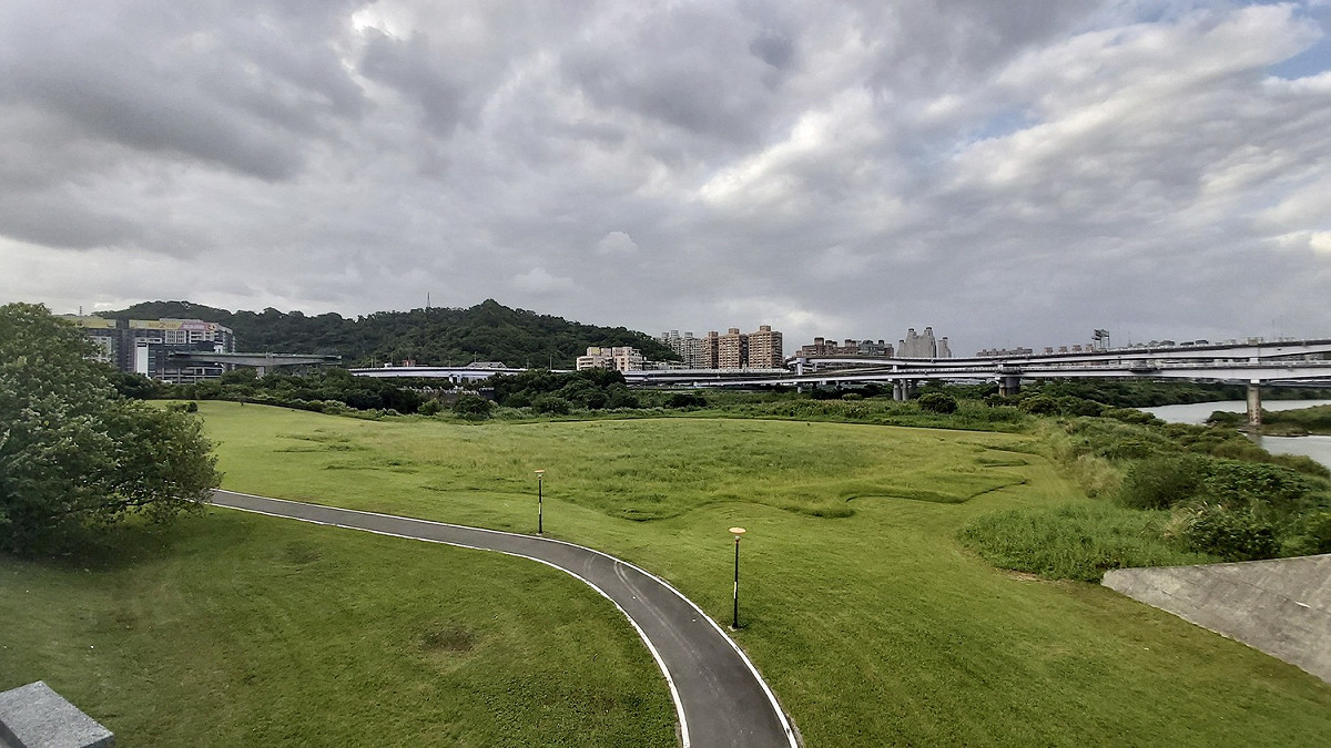 施工前原地草坪。 圖：新北市水利局提供