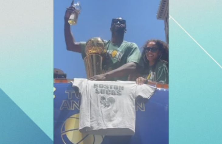 Draymond Green展示T恤 圖／取自勇士隊直播