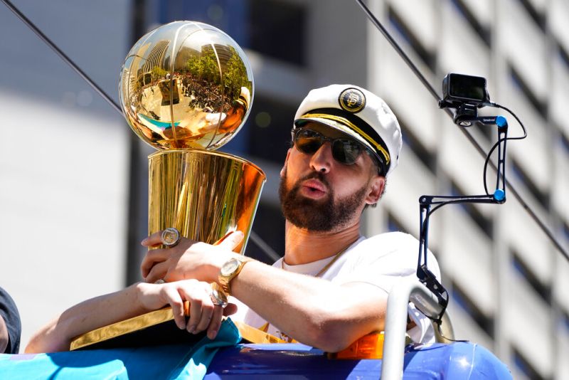 Klay Thompson參加奪冠遊行。 圖／美聯社／達志影像