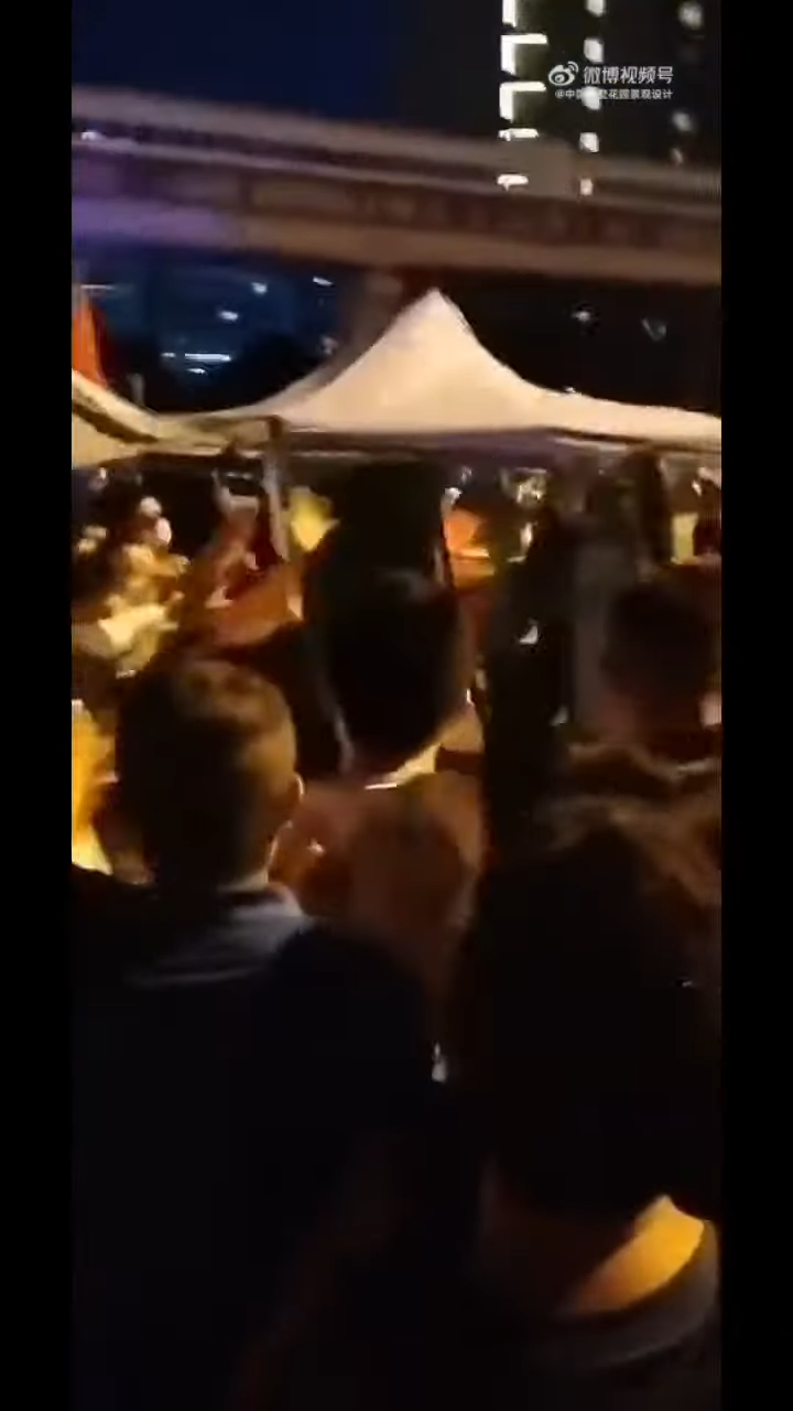 崑山市花橋鎮民眾示威抗議，警方暴力鎮壓，場面混亂。 圖：擷取自微博