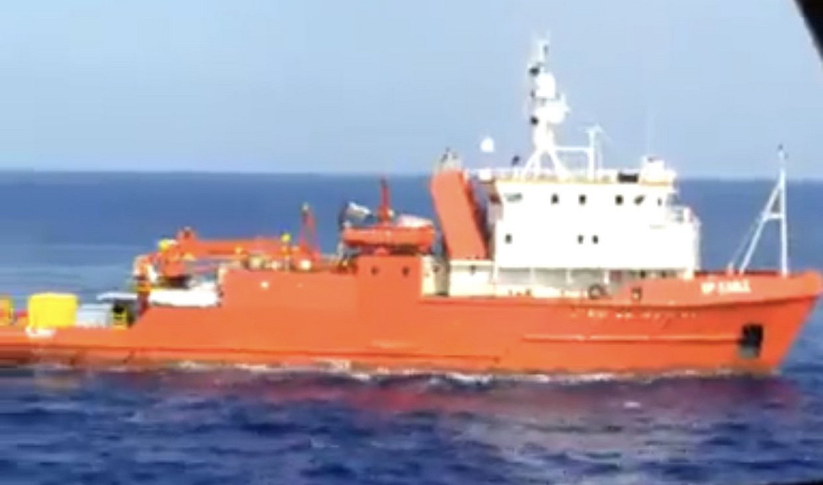 社群媒體流傳影片中指一艘船身為橘色系救難船DP EAGLE(IMO: 7407752)參與搜救，但經快速反向圖像搜索，證實該船已被重新命名並退役。 圖：翻攝Benjamin Pittet推特