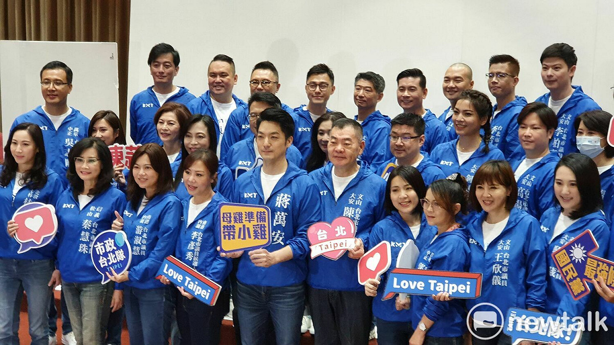 國民黨台北市長參選人、立委蔣萬安與藍營議員參選人一起拍攝形象照。 圖：周煊惠 / 攝