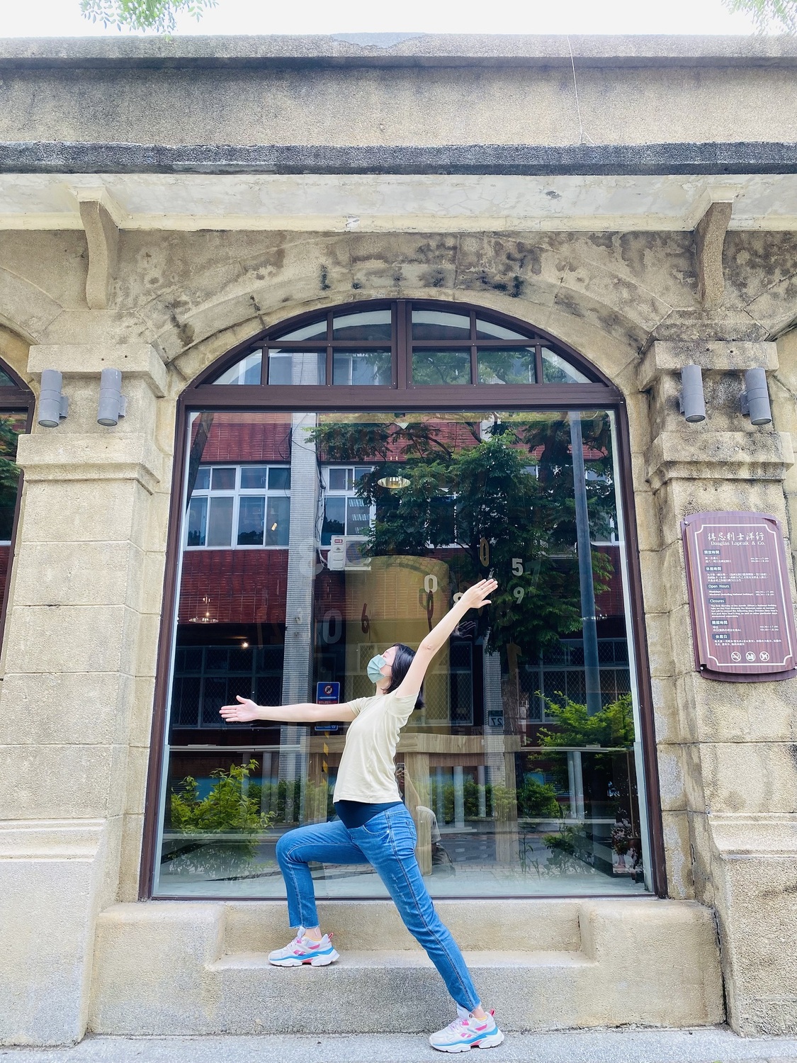 淡水古蹟博物館在國際瑜珈日推出《淡古瑜珈八式》創意影片，讓大家做瑜珈還能認識古蹟，其中，用「英雄式」展現得忌利士洋行的窗戶設計。 圖：淡水古蹟博物館提供