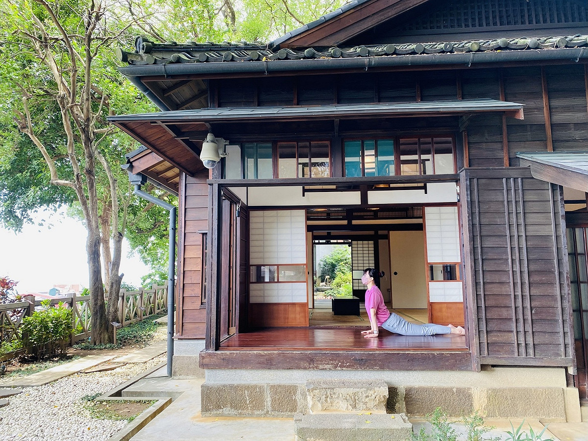 淡水古蹟博物館在國際瑜珈日推出《淡古瑜珈八式》創意影片，讓大家做瑜珈還能認識古蹟，其中，淡水街長多田榮吉故居適合做「眼鏡蛇式」。 圖：淡水古蹟博物館提供