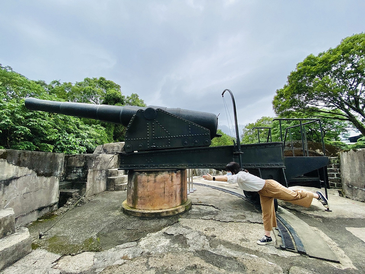 淡水古蹟博物館在國際瑜珈日推出《淡古瑜珈八式》創意影片，讓大家做瑜珈還能認識古蹟，其中，滬尾礮臺的阿姆斯托朗砲類似「平衡木式」。 圖：淡水古蹟博物館提供