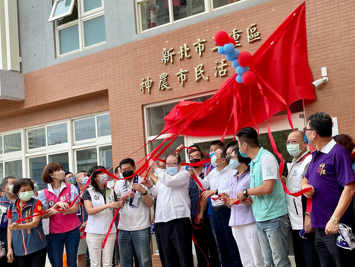 地方期盼已久的三重區神農市民活動中心，是三重社福大樓暨公園總工程其中一環，今(21)日由新北市長侯友宜主持啟用及揭牌儀式。 圖：新北市民政局提供