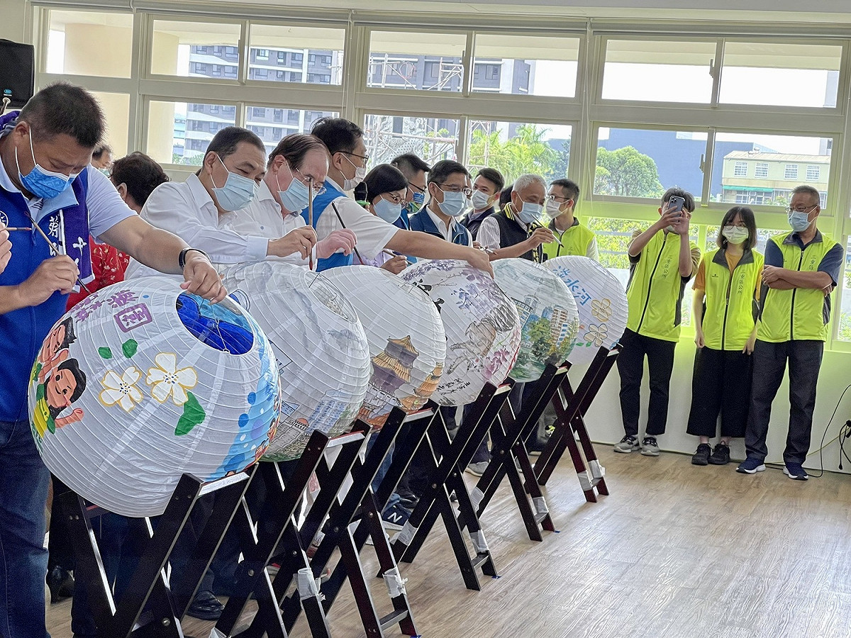 侯友宜於活動中心現場與民眾一同體驗手繪燈籠及樂齡毛巾操，場面相當熱鬧。 圖：新北市民政局提供