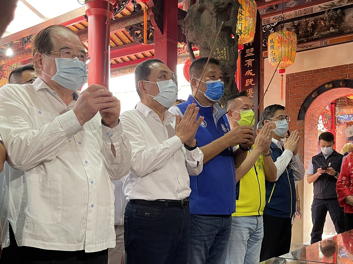 會後並前往先嗇宮參拜，祈求神農大帝庇佑疫情止息，市民安居樂業。 圖：新北市民政局提供