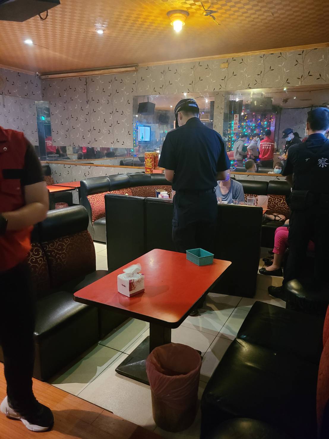 警察局稽查執行中。 圖：新北市城鄉局/提供