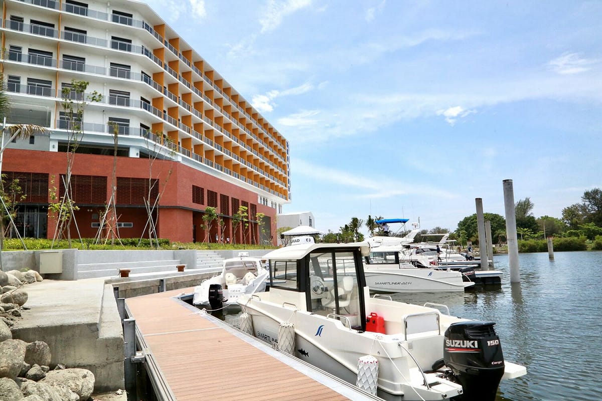 福爾摩沙遊艇酒店緊鄰安平水景公園，水景公園對面就是安平古堡，同時也是全台唯一擁有遊艇碼頭的飯店。 圖：黃博郎／攝（資料照）