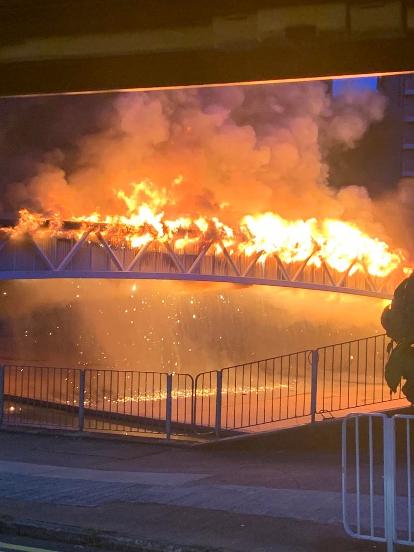 香港元朗區一座輸電橋傳出有連續爆炸聲響後大火，導致元朗區大停電。 圖：翻攝香港突發事故報料區臉書粉專