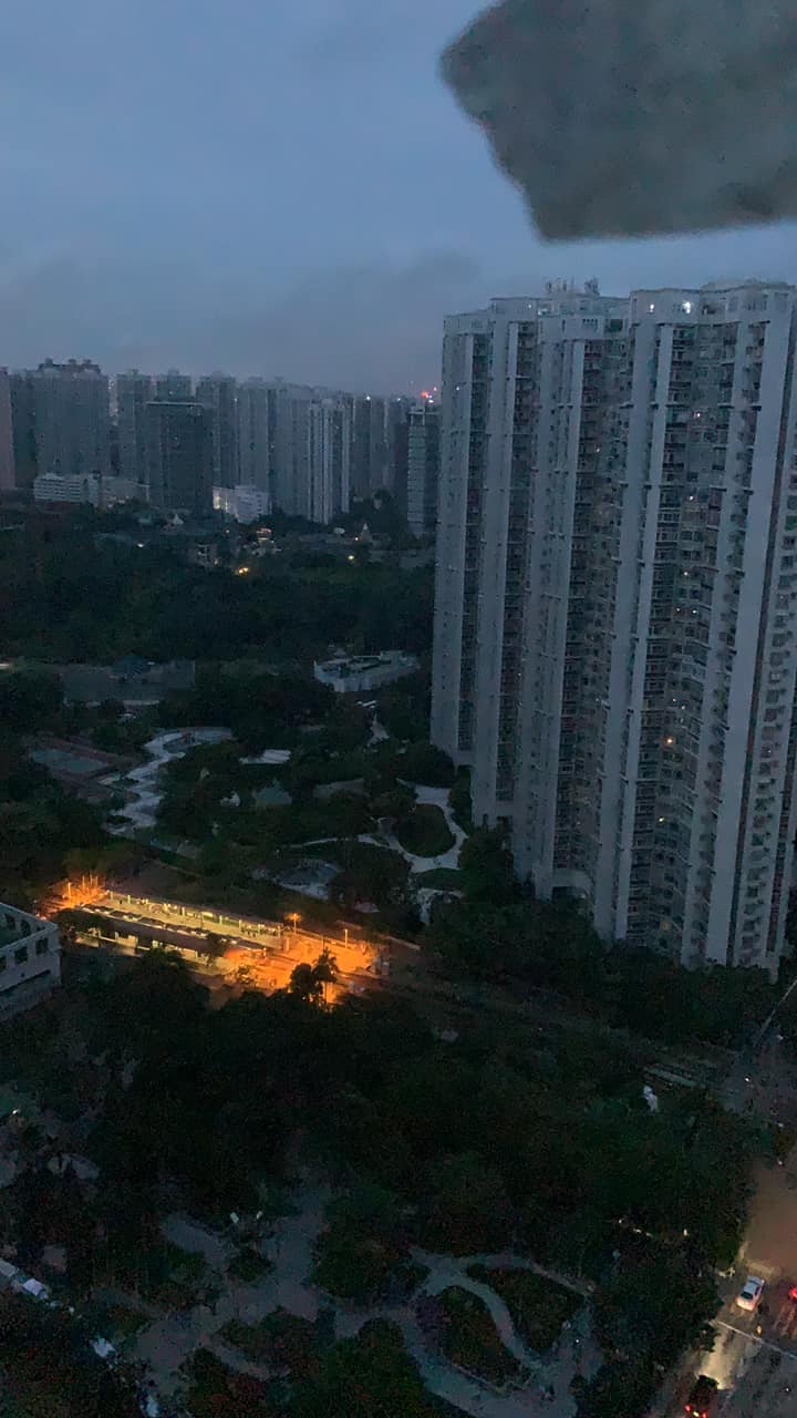 香港元朗區一座輸電橋傳出有連續爆炸聲響後大火，導致元朗區大停電。 圖：翻攝香港突發事故報料區臉書粉專