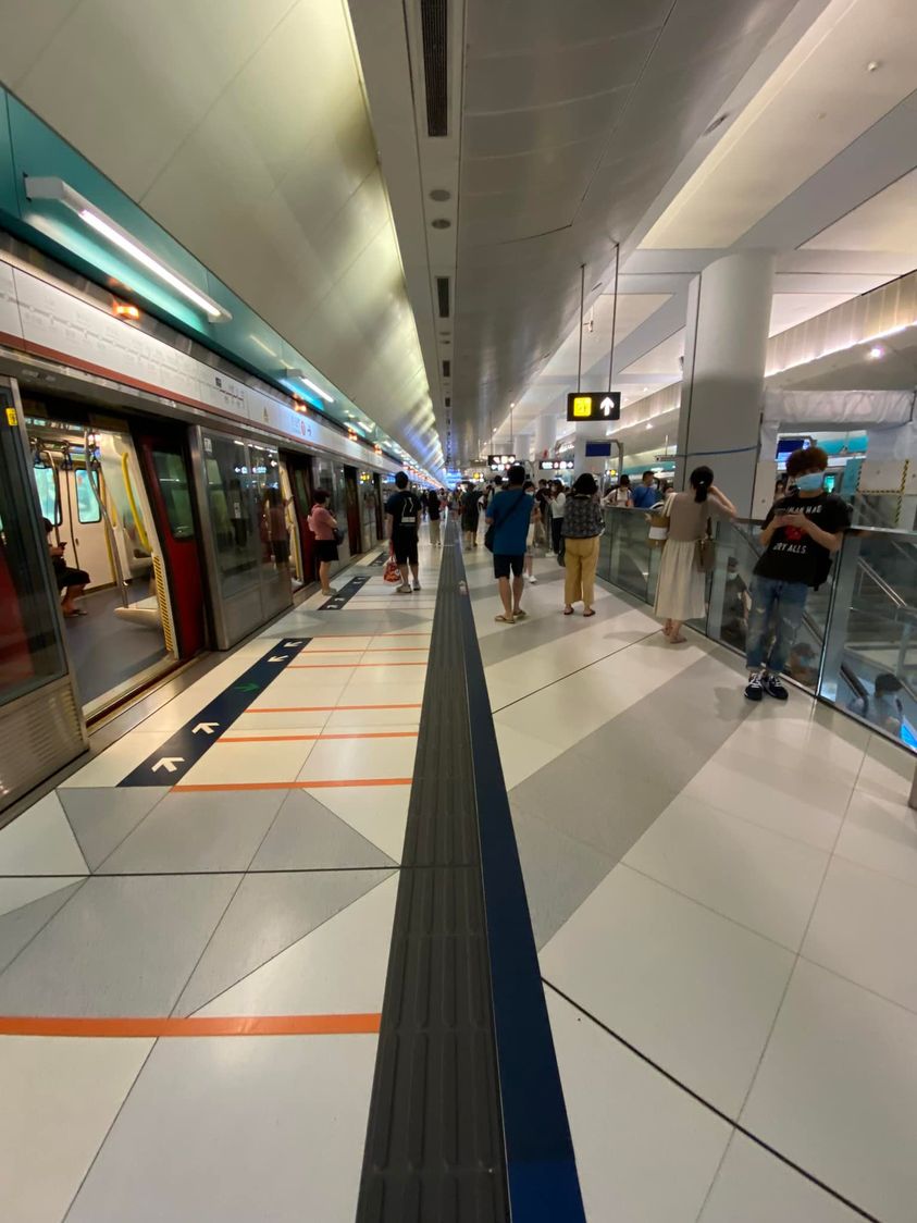 香港元朗區大停電，港鐵電車也無法行駛。 圖：翻攝香港突發事故報料區臉書粉專