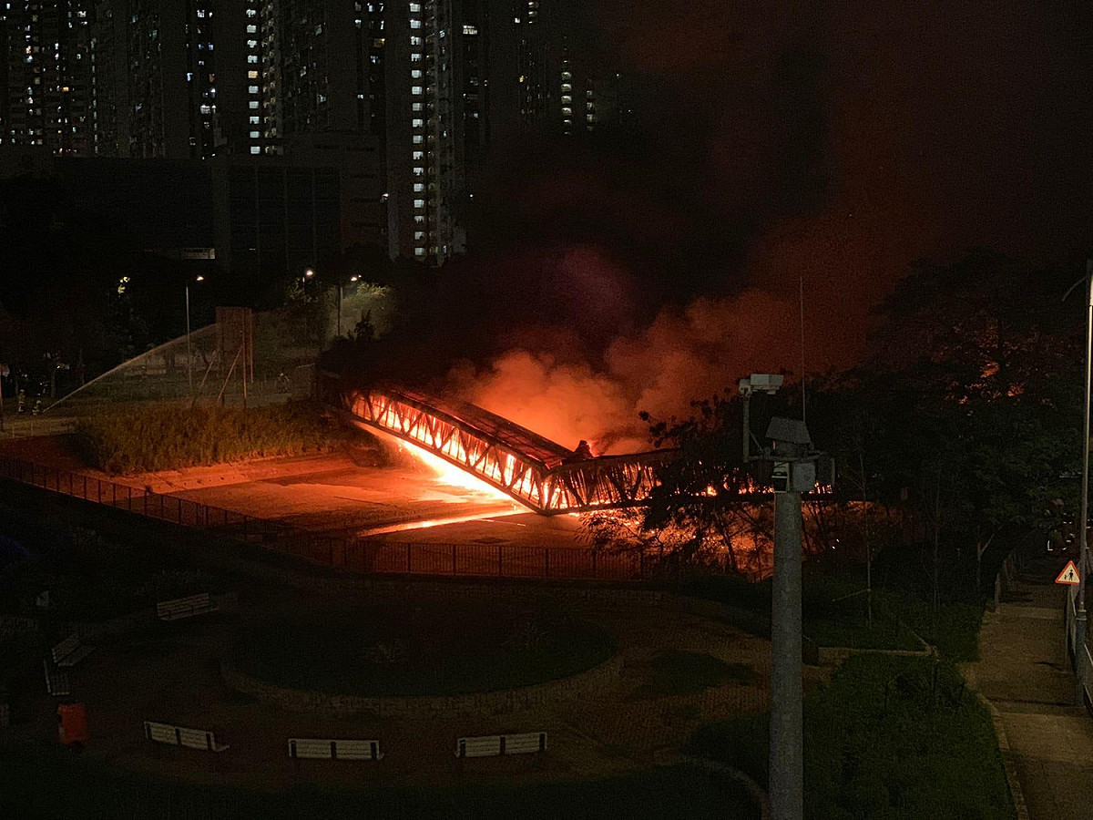 香港元朗區一座輸電橋傳出有連續爆炸聲響後大火，最新訊息是該輸電橋不耐大火高溫，於19時50分左右已經倒塌。 圖：翻攝香港突發事故報料區臉書粉專