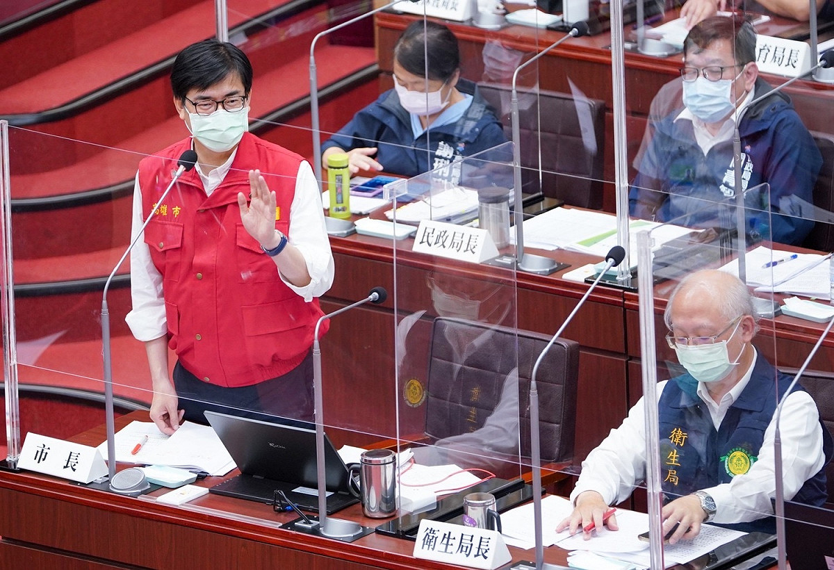 陳其邁赴議會進行專案報告。 圖：高雄市政府提供