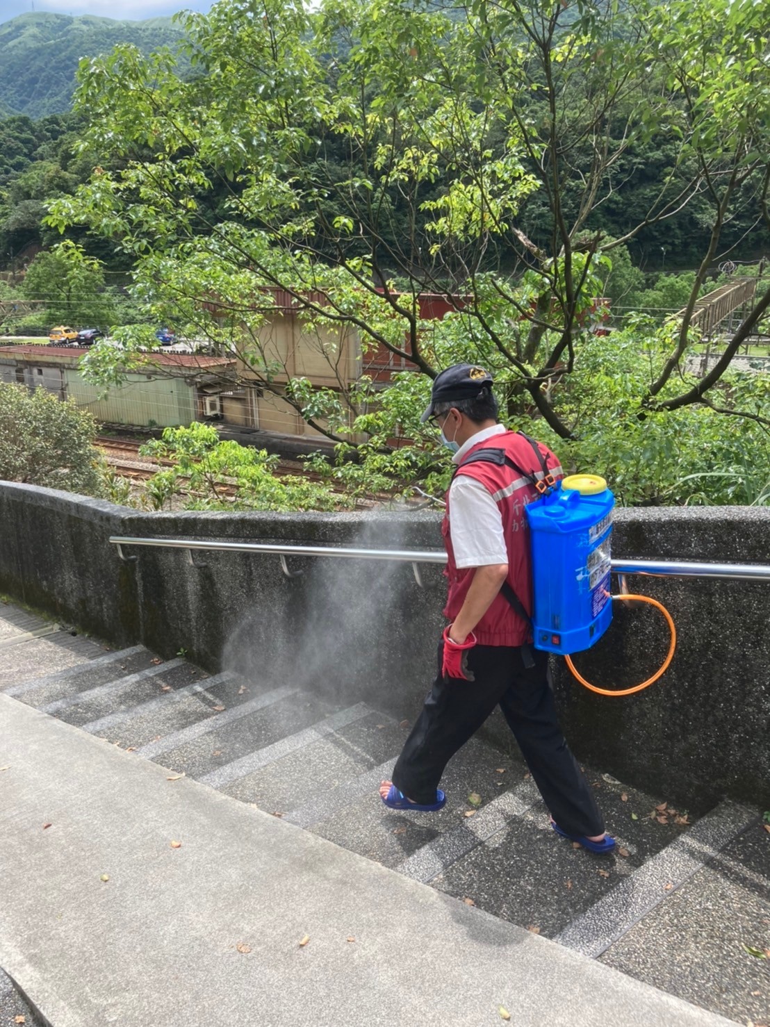 貓公所籌備處人員消毒貓村環境。 圖：新北市動保處提供