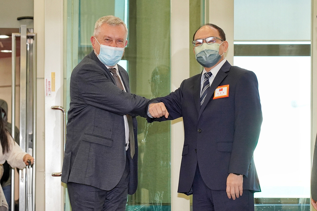 立陶宛農業部政務次長吉爾卓帝斯（左）今天清晨率團抵台訪問，我外交部政務次長曾厚仁親自前往接機。 圖：外交部/提供