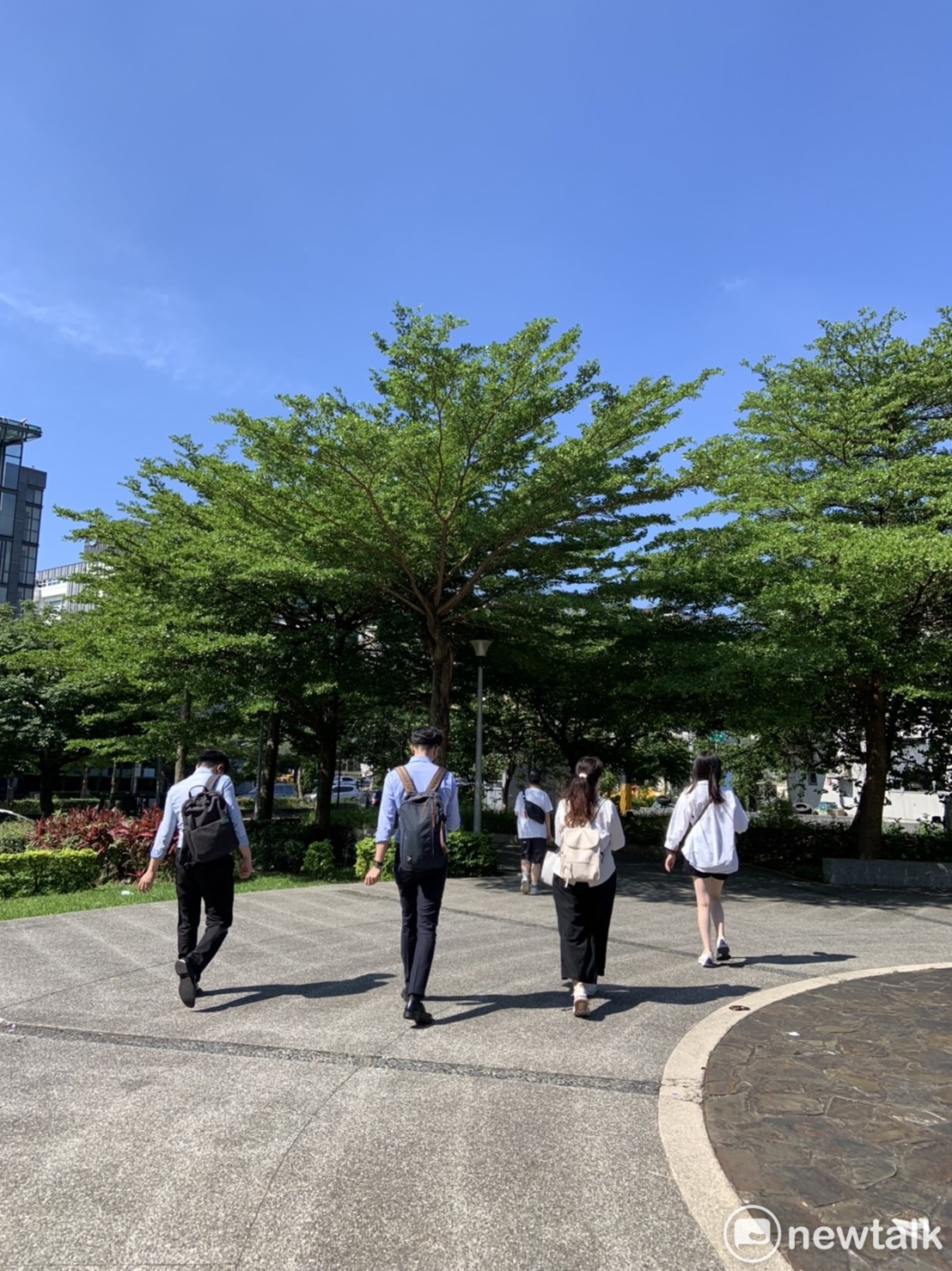 氣象專家賴忠瑋表示，今明兩天各地炎熱，局部地區可能出現36度以上高溫。 圖：張家寧／攝