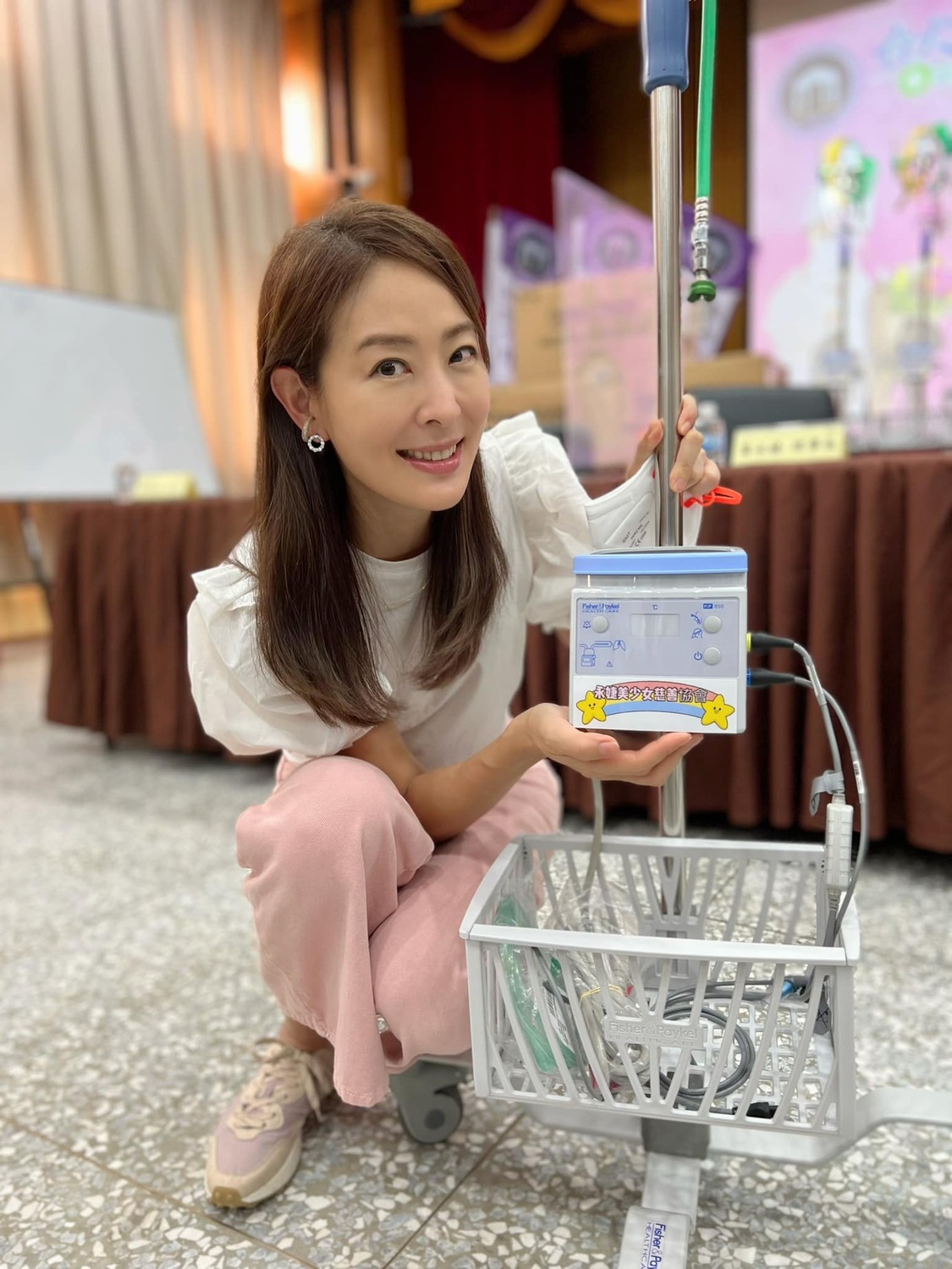 賈永婕勤跑全台醫院捐贈醫療器材，更成立慈善協會送暖。 圖：翻攝自賈永婕臉書