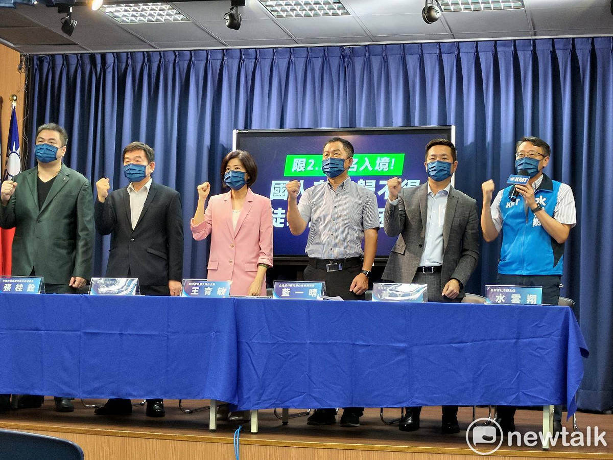 國民黨與旅遊業者共同召開記者會，呼籲蔡政府盡快調整限制每週只有2.5萬名旅客能入境的政策。 圖：黃建豪/攝