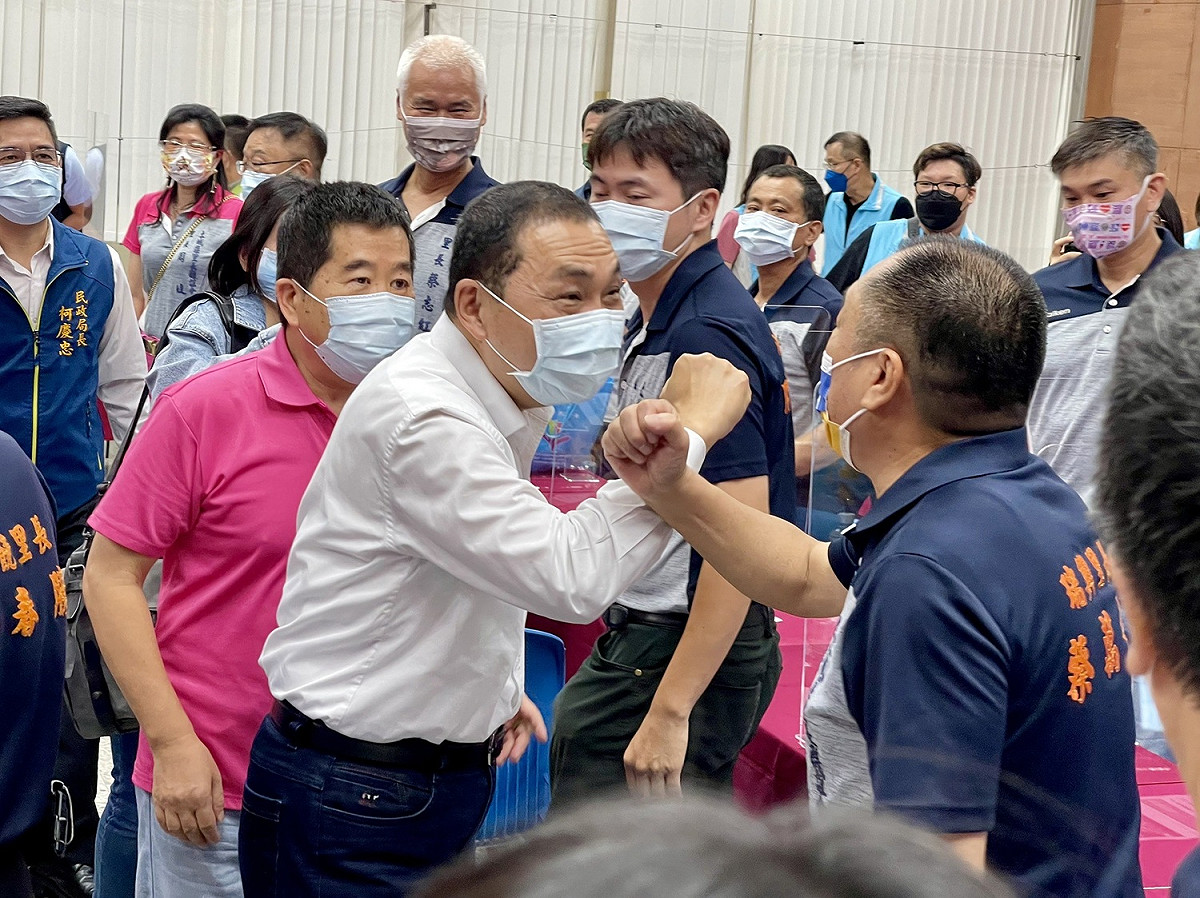 新北市長侯友宜今(22)日率市府團隊至土城區公所與里長座談。 圖：新北市民政局提供