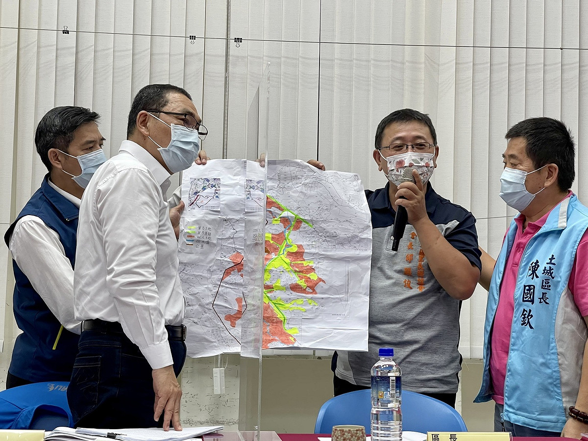 埤塘里長邱顯俊表示，土城彈藥庫將變更為司法園區，對地方發展影響重大，期待和平路以南近78公頃的土地能納入立院遷址地點或開發為科學園區，促進在地再發展。 圖：新北市民政局提供