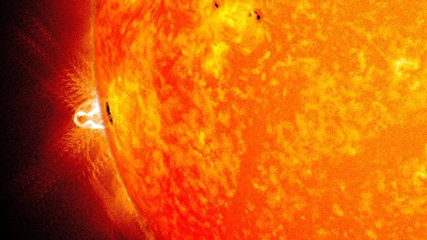 NASA 於2014年拍攝到的一顆太陽黑子（圖中左側）。 圖：翻攝自NASA