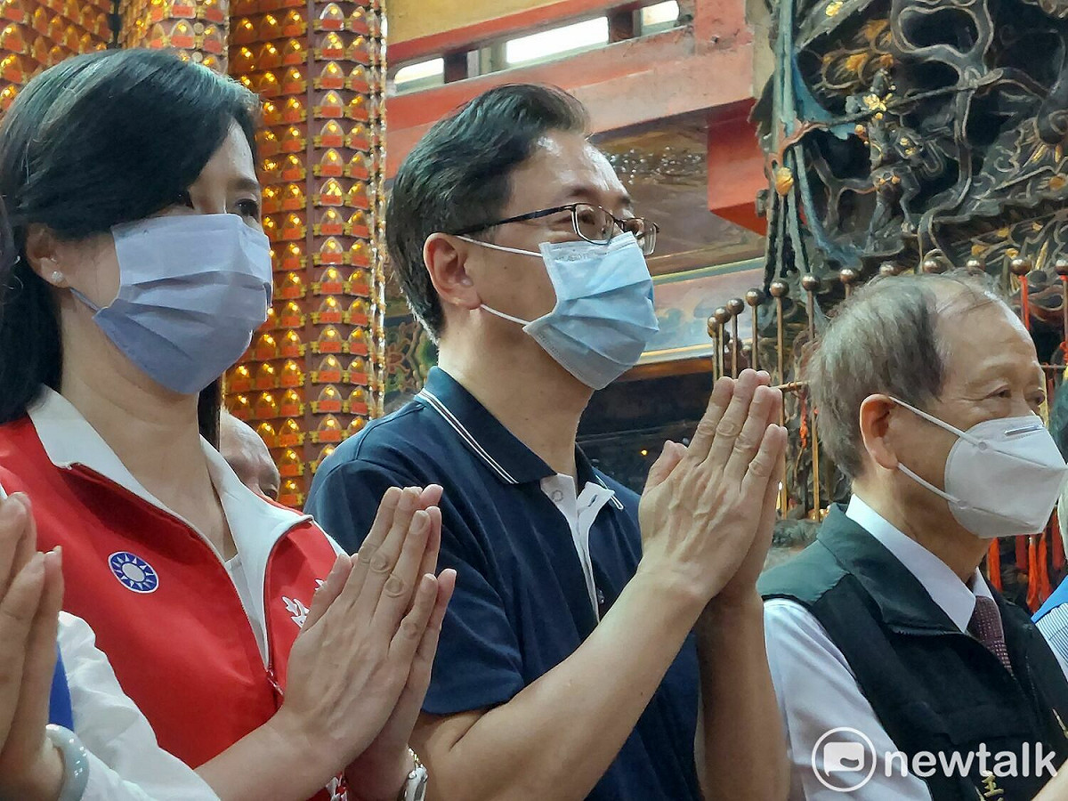 張善政今早前往桃園慈護宮參拜。 圖：林昀真/攝