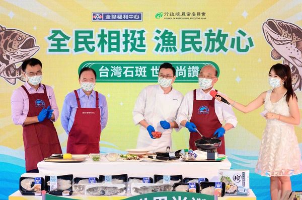 全聯福利中心董事長林敏雄(左2)宣布認購500噸石斑魚。 圖：全聯／提供