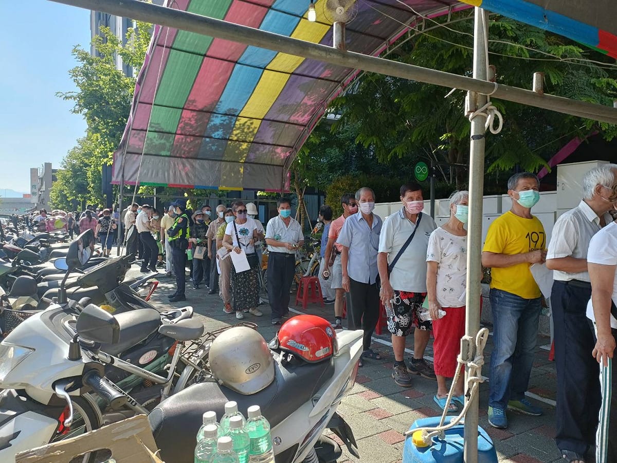 台中市快打站大排長龍。 取自蔡其昌臉書