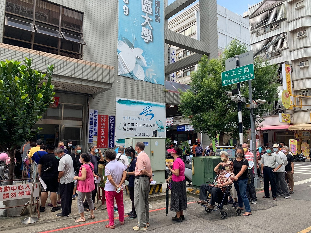 台中市快打站大排長龍。 取自蔡其昌臉書