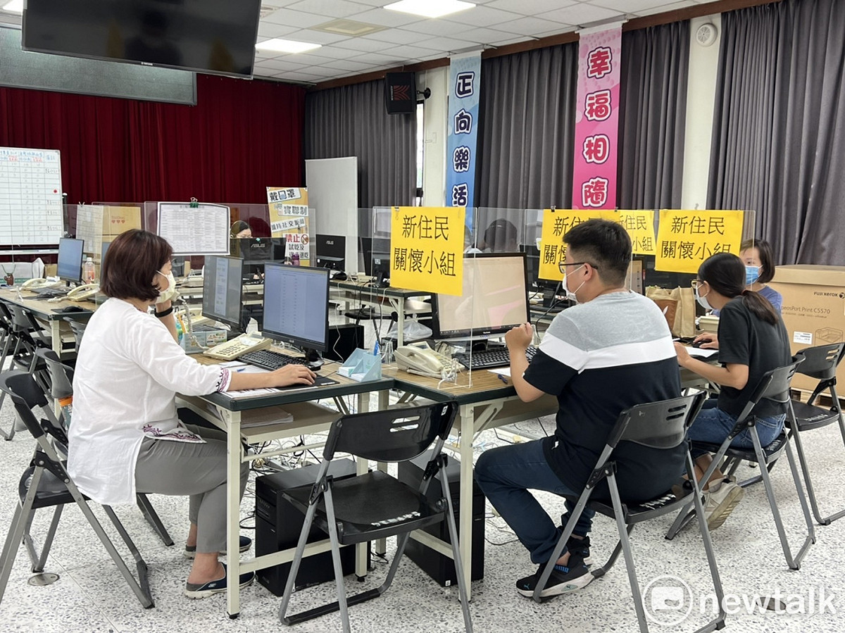 南市衛生局從4月26日啟用「居家照護服務中心」，健康照護專線24小時由專人接聽，近2個月時間，股長以上到局長層級，皆全力投入輪值大小夜班。 圖：台南市政府提供
