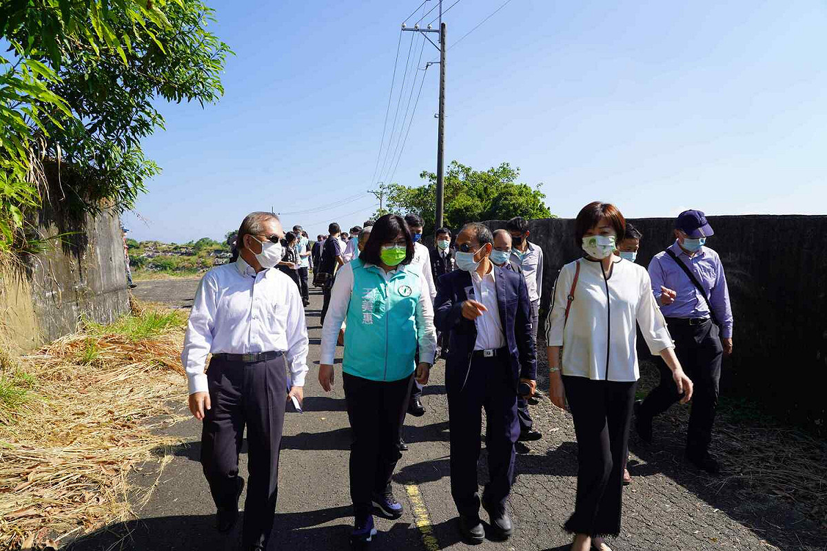 王美惠邀請相關單位會勘殯葬園區聯外道路。 圖：立委王美惠服務處/提供