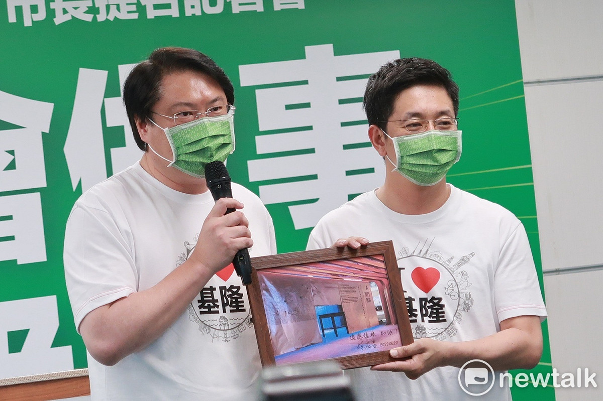 基隆市長林右昌與民進黨基隆市長候選人蔡適應（右） 圖：林朝億/攝