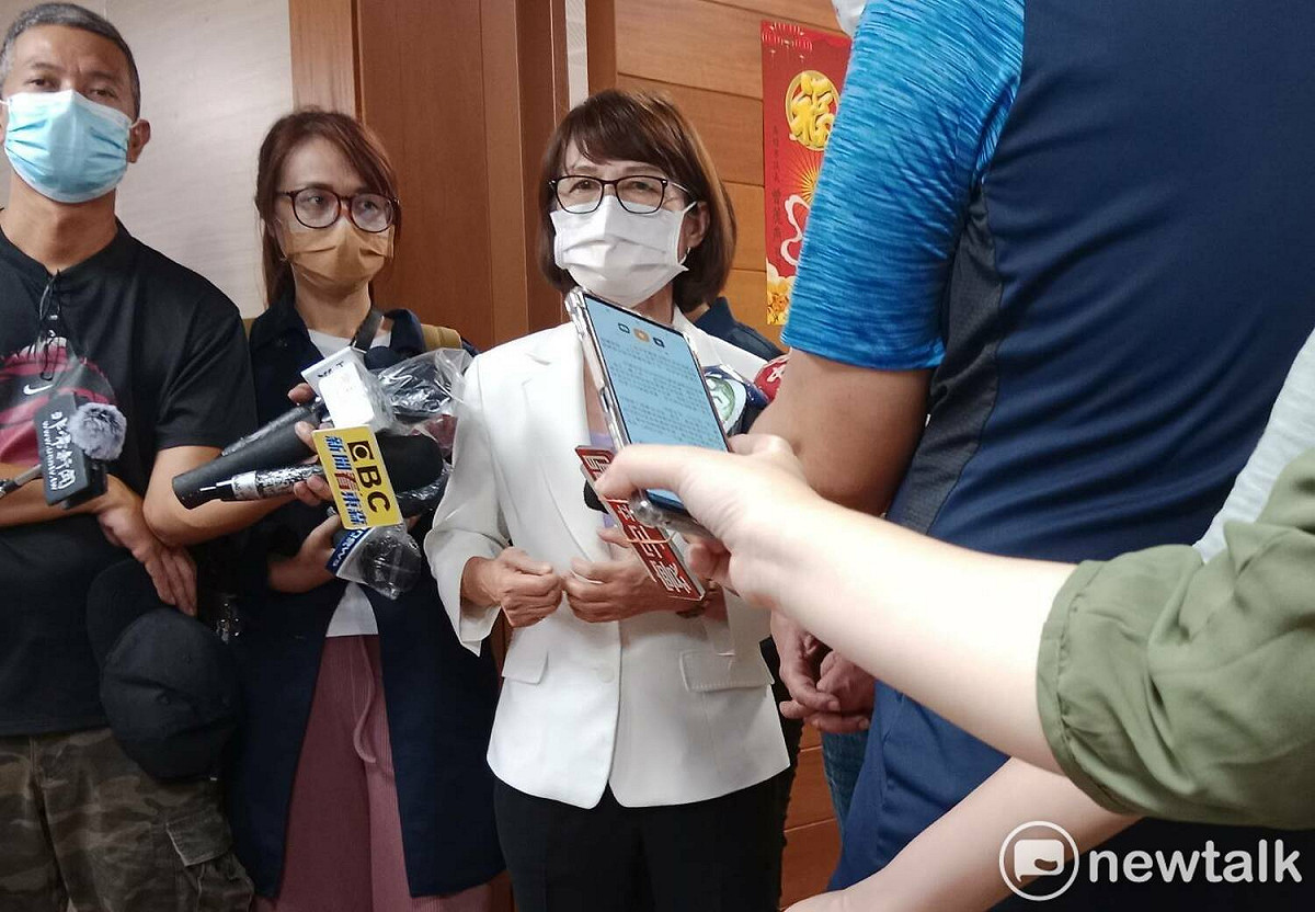 曾麗燕(中)布望黨中央早日提名高雄市長人選。 圖：孫家銘/攝