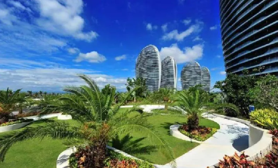 旅遊勝地中國海南省三亞，如今因確診病例暴增遭封城。
