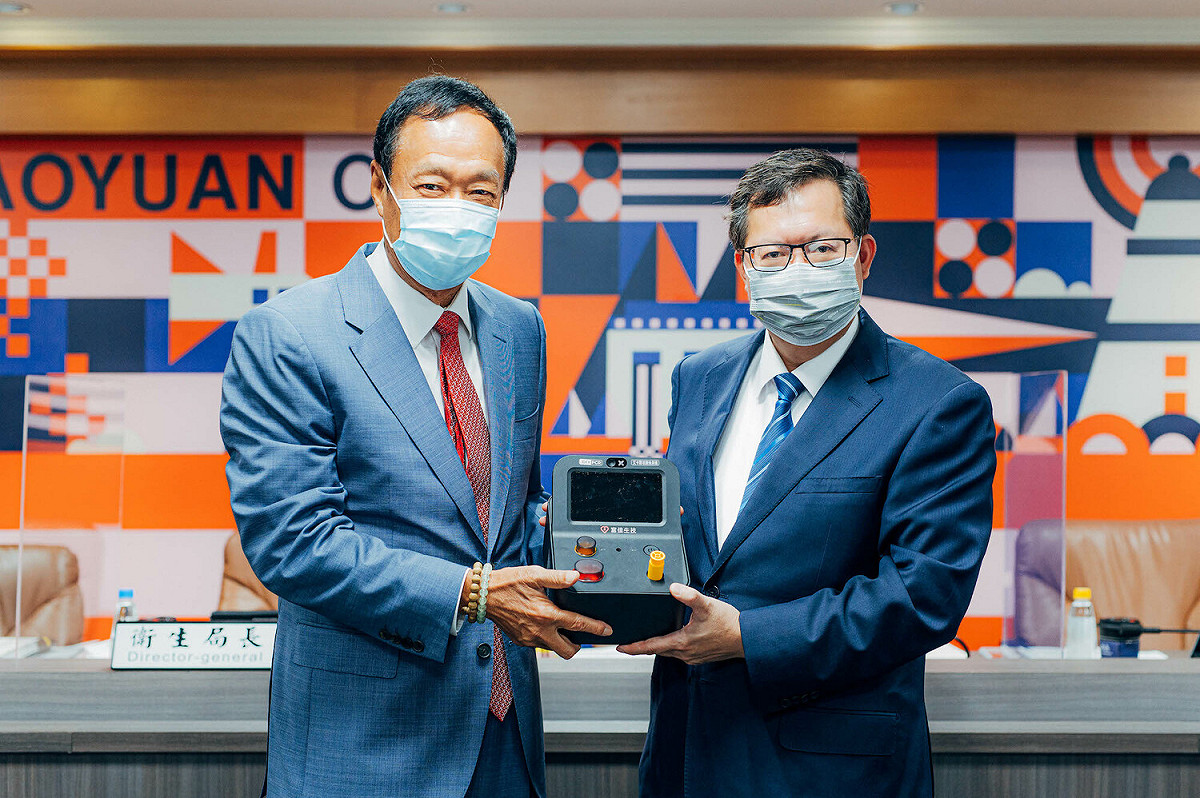 永齡慈善基金會創辦人郭台銘捐贈千套「家用PCR核酸檢測儀」給桃園市政府。 圖：桃園市政府/提供