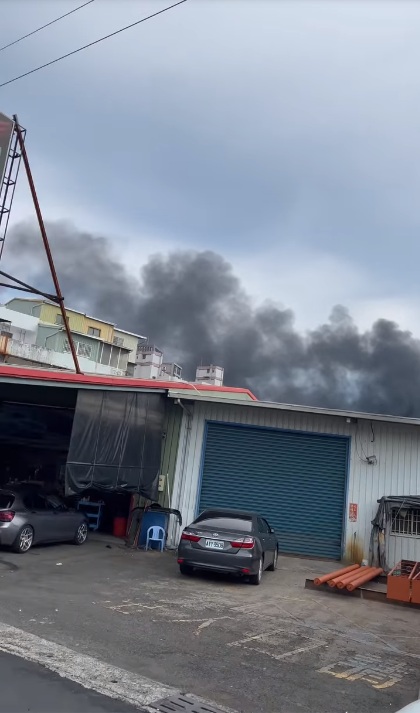網友指稱海軍S-70C反潛直升機從空中墜下，瞬間機體失火，濃煙直竄天際。 圖：翻攝魯拉拉臉書