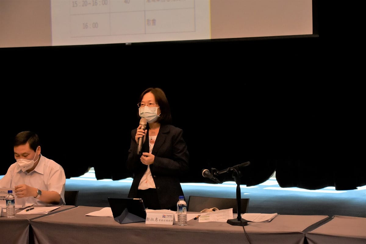 港務公司業務副總鄭淑惠(右)主持說明會。 圖：台灣港務公司提供