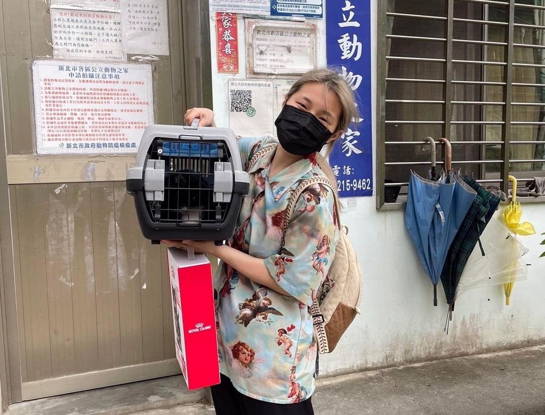 民眾毛昱心認養並收服周倉。 圖：新北市動保處提供