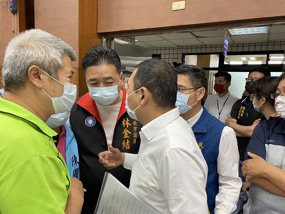 新北市議員林金結（左二）向侯友宜提建言。 圖：林金結服務處提供