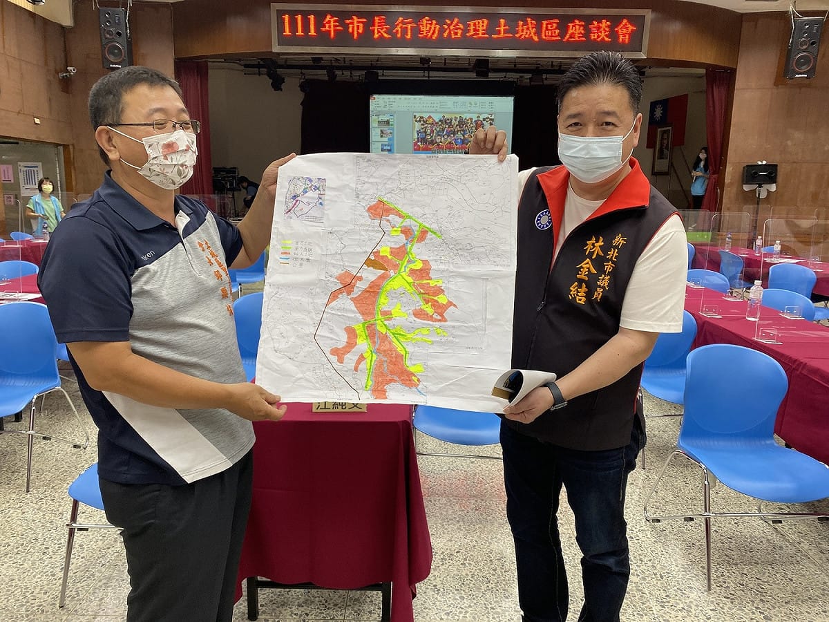 新北市議員林金結（右）提議司法園區等開發建議。 圖：林金結服務處提供