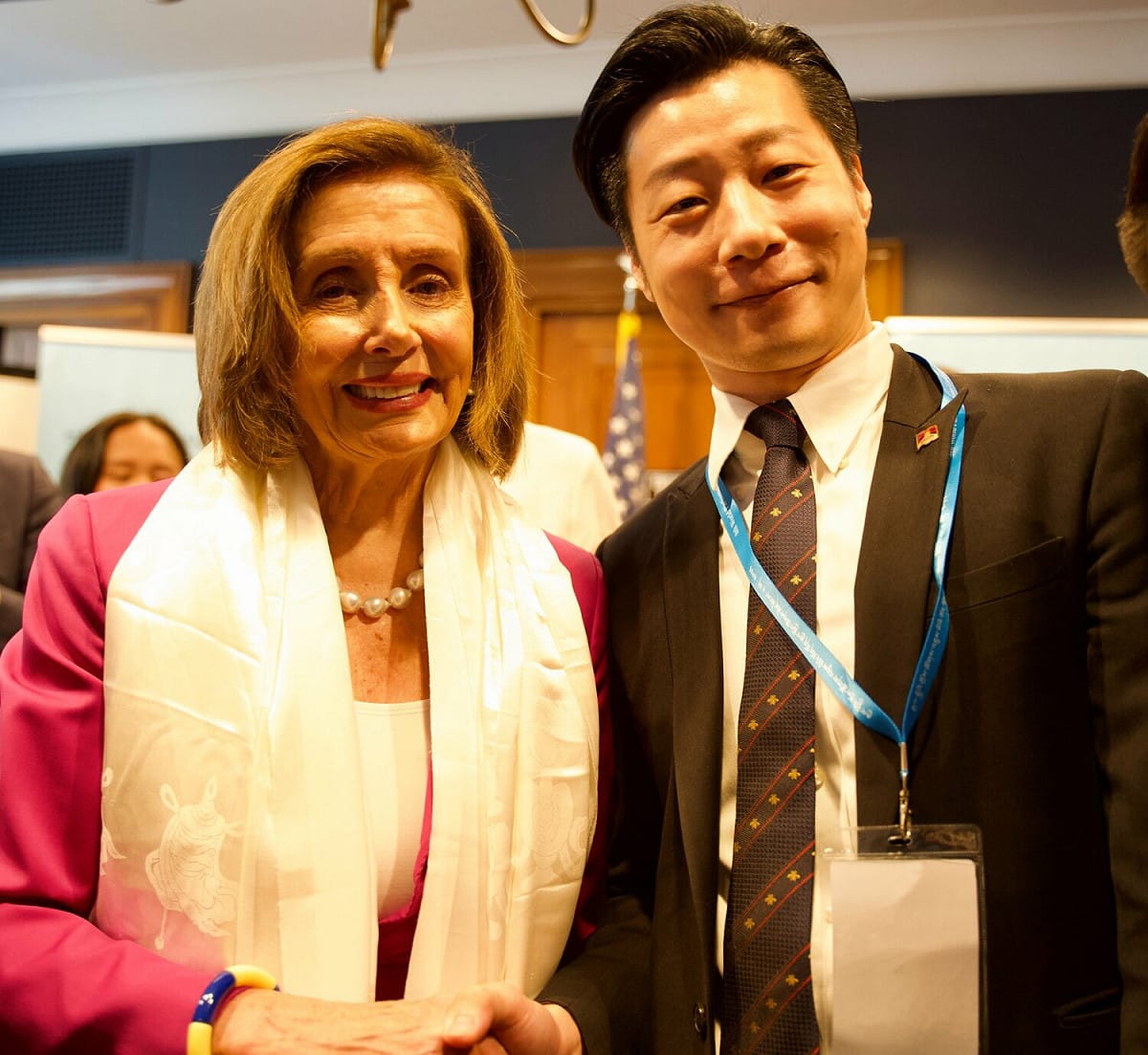 立委林昶佐（右）參加在美眾議院舉行的第8屆世界國會議員西藏大會，與原定訪台的美眾議院議長裴洛西相見歡，也再次邀她訪問台灣。 圖：翻攝自林昶佐臉書