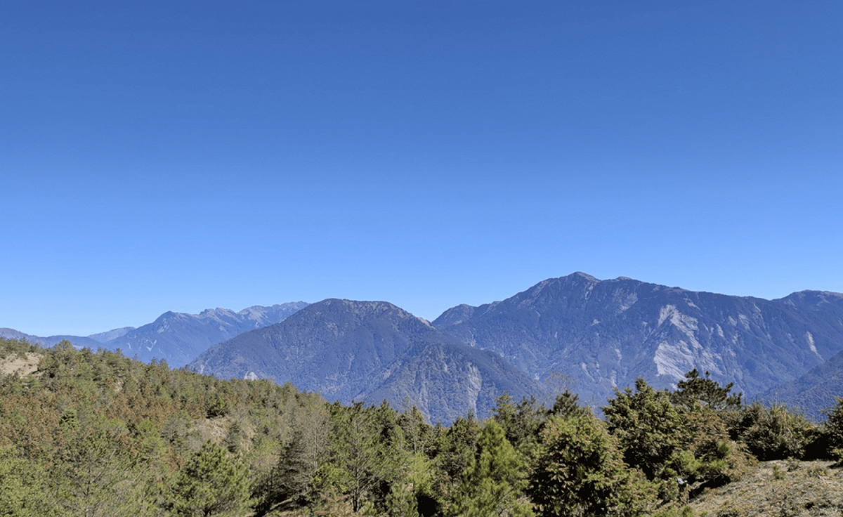 天池觀景台望玉山美景，玉山國家公園管理處說明進入園區需遵守無痕山林原則。 圖：玉山國家公園管理處 / 提供（資料照）
