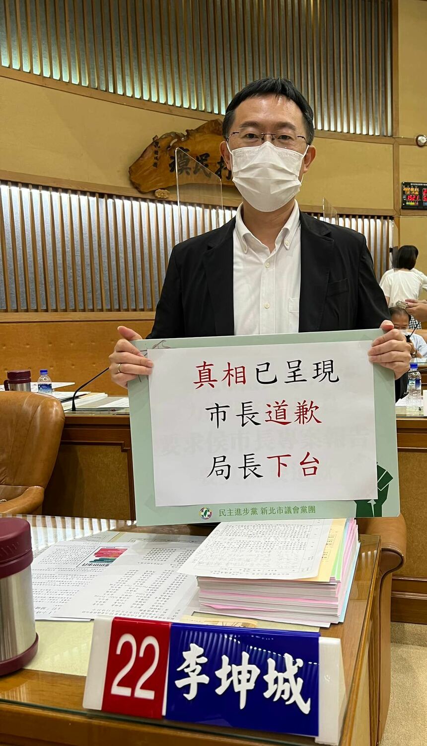 侯友宜喊負全責，新北市議員李坤城認為，侯是用自己的政治聲量跟大家拚了，侯自認滿意度有60％、70%，就算是少個20%，還是有過半的支持。 圖：取自李坤城臉書（資料照）
