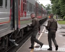 立陶宛軍人持槍檢查通往俄國飛地加里寧格勒的鐵路運輸。 圖 : 翻攝自環球網