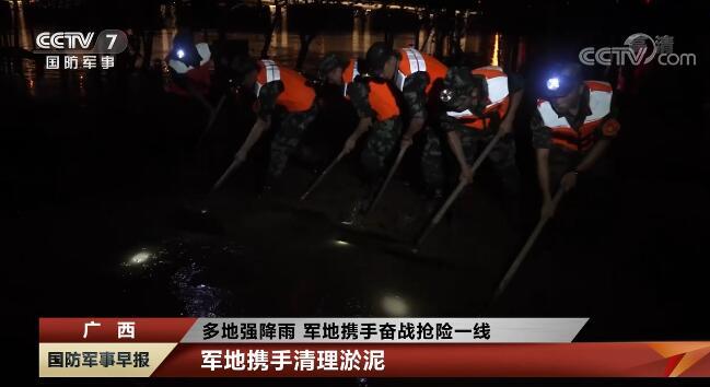 中國江西軍民合力清理淤泥。 圖 : 取自陸網