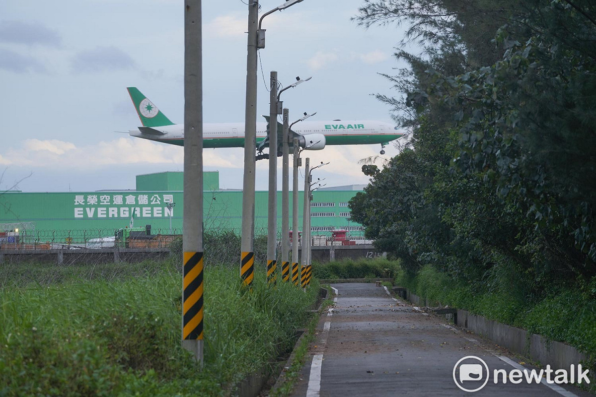 長榮航空宣布推出全新機場櫃檯顯示螢幕，以分流減少旅客報到排隊時間（資料照）。 圖：張良一/攝