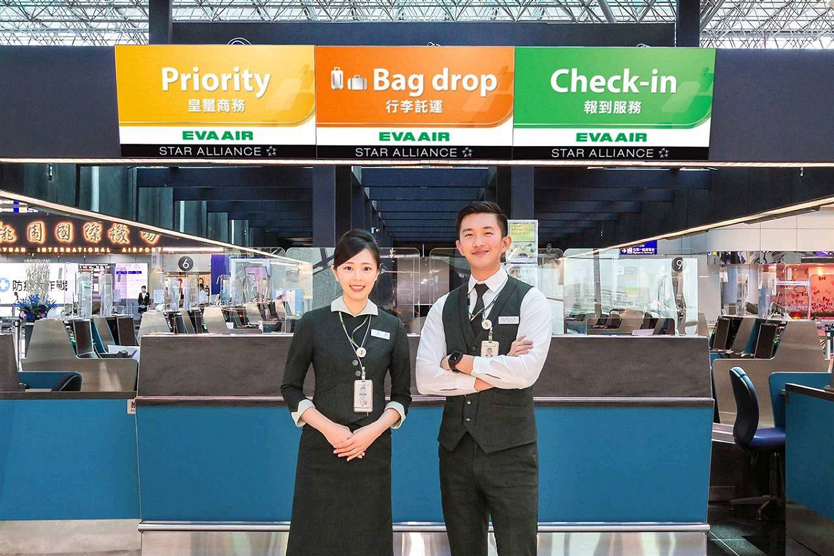 長榮航空推出全新機場櫃檯顯示螢幕，以金色、橘色、綠色區分各服務櫃檯。 圖：長榮航空／提供